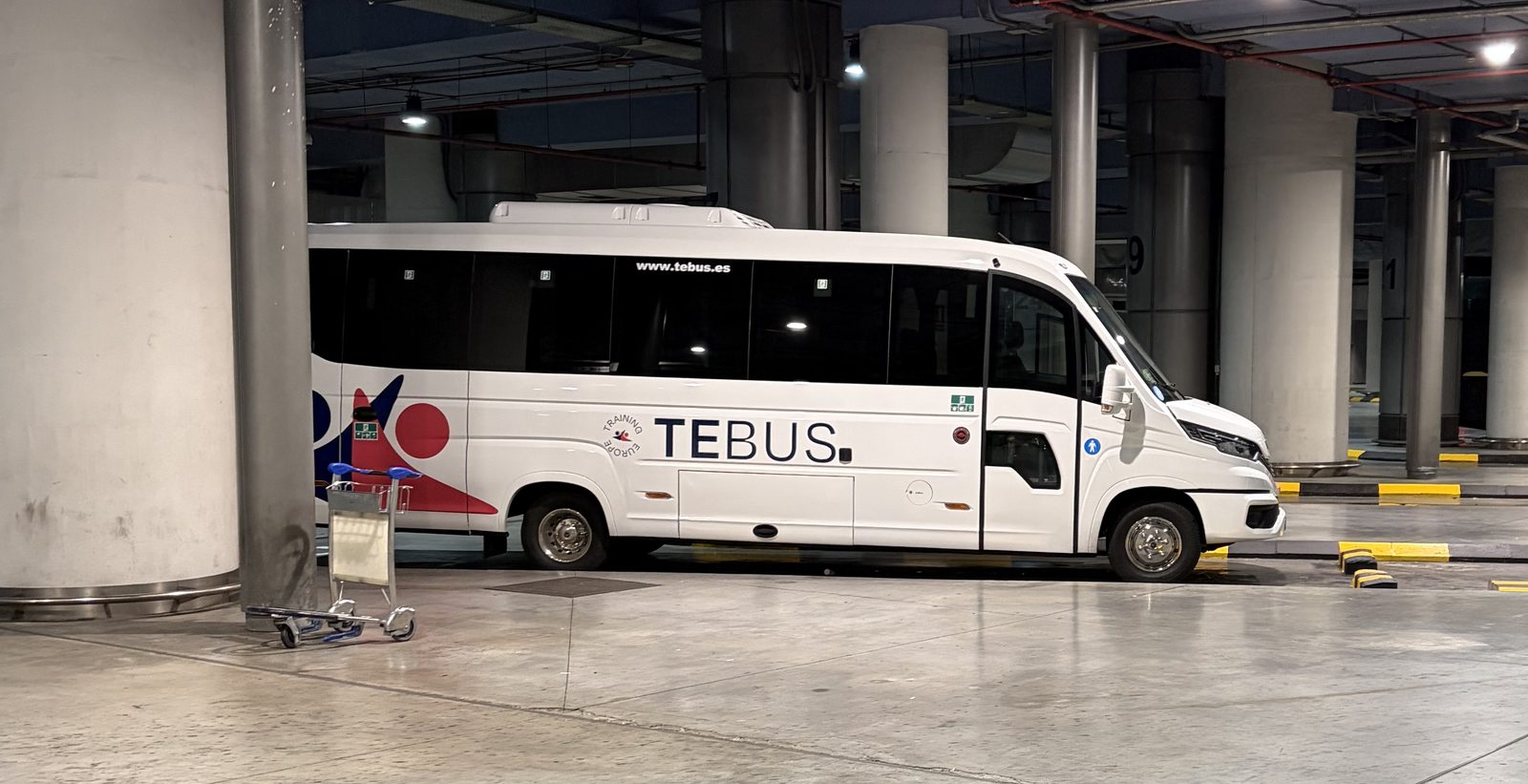 El autobús de TE Bus esperando en la terminal del aeropuerto