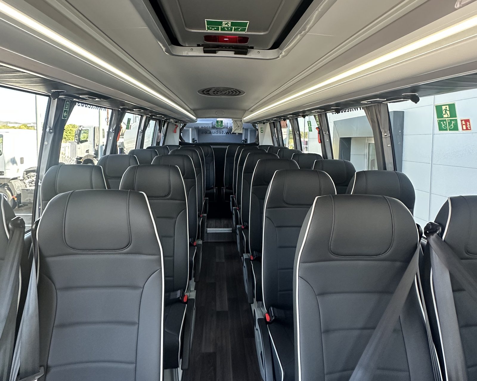 Interior del autobús de TE Bus con asientos de cuero y cinturones