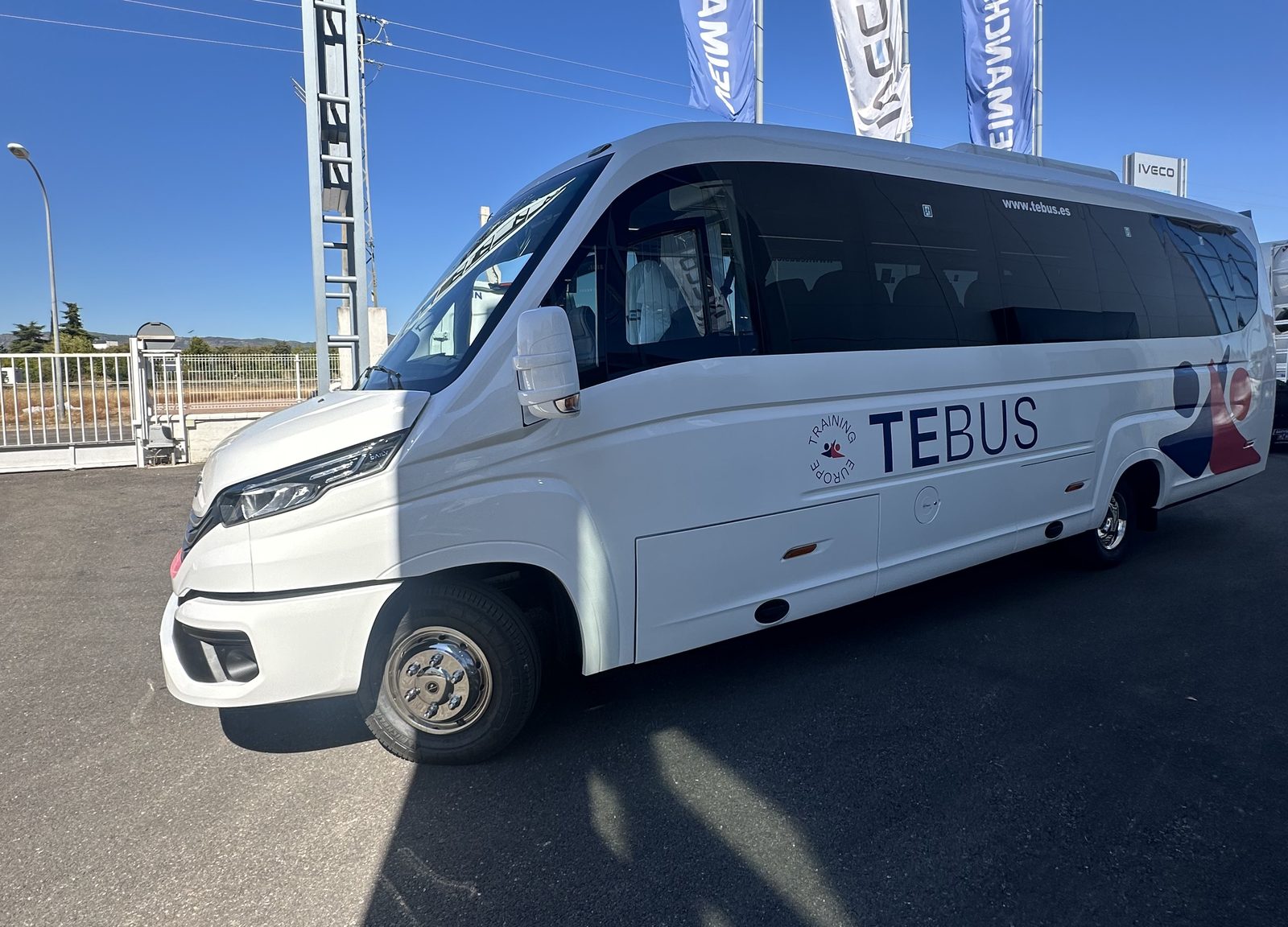 El autobús de TE Bus visto de frente y de lado